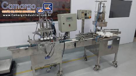 Envasadora linear com 4 bicos rosqueadora em inox para frascos